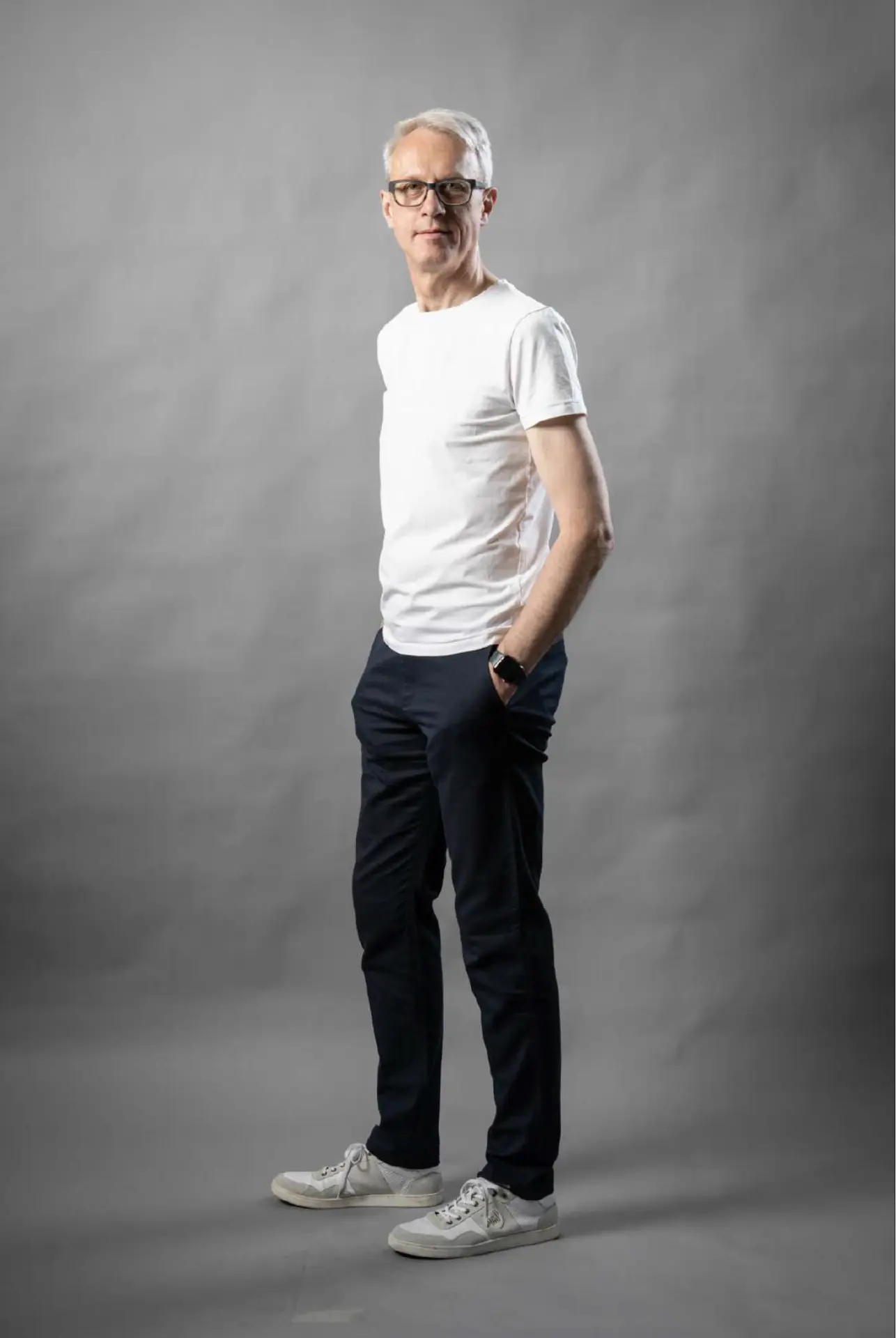 Dr. Uwe Heil, Ganzkörperportrait