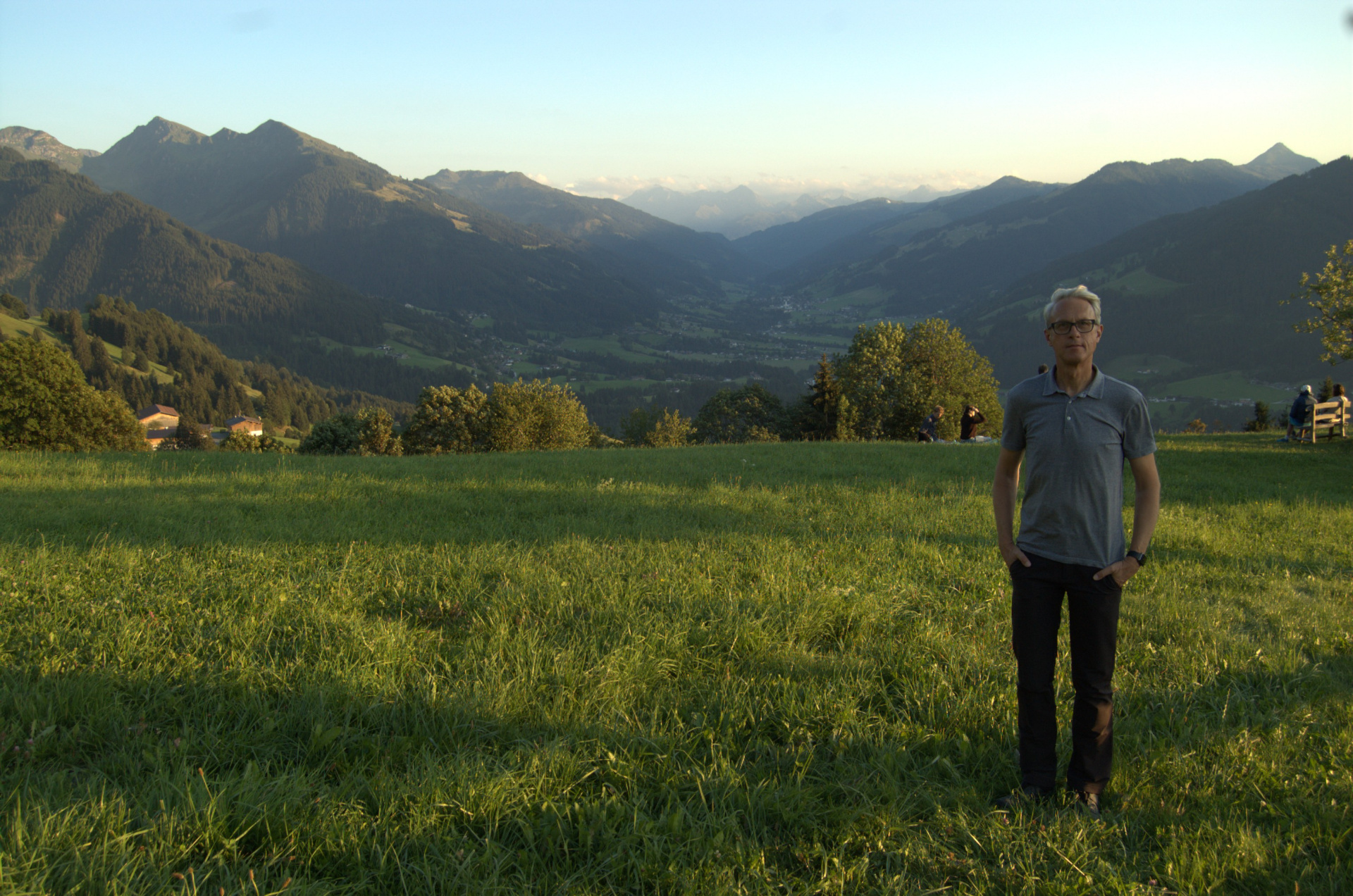 Dr. Uwe Heil auf einer Almwiese über dem Tal in den Kitzbüheler Alpen